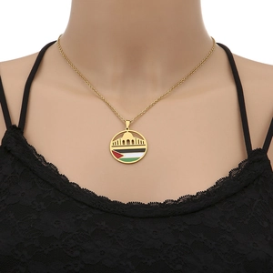 Collier doré avec pendentif rond du Dôme du Rocher porté par un mannequin en dentelle noire