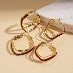 Orecchini a cerchio geometrici ondulati placcati oro 18k con smalto rosso su pietra