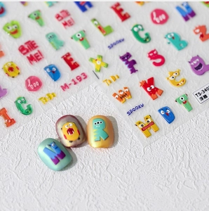Detaillierte 5D-Relief-Nagelsticker mit bunten Monstermotiven und Schriftzügen