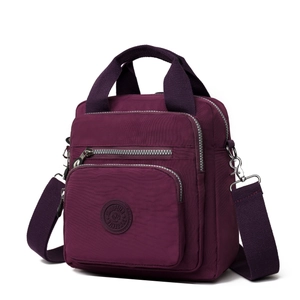 Sac à bandoulière polyvalent en nylon violet avec plusieurs poches et sangle réglable