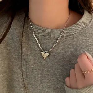 Collana minimalista in acciaio inossidabile argento con ciondolo a triangolo su felpa