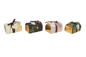 Vier europäische Geschenkschachteln mit goldenen Blumenmustern und Schleifenbändern