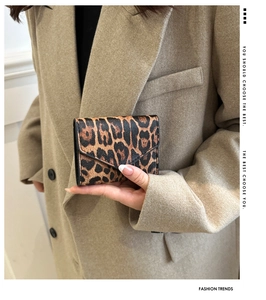 Dettaglio della borsa a bustina con stampa leopardata in pelle testurizzata