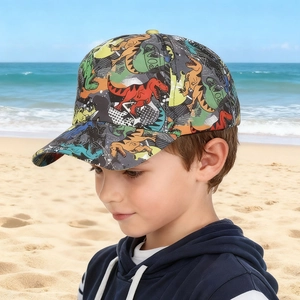 Casquette de baseball pour enfants avec imprimé dinosaure portée par un garçon à la plage