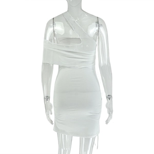 Detailansicht weißes One-Shoulder-Bodycon-Minikleid mit asymmetrischem Cut-out