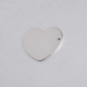 Detailopname van gepolijste zilveren roestvrijstalen hartvormige hanger met ophangoogje
