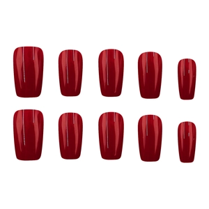Set di dieci unghie finte rosso scuro lucide in varie dimensioni su sfondo bianco puro
