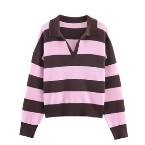 Polo in maglia a righe rosa e marroni con maniche lunghe e scollo a V casual