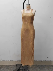 Détail de paillettes dorées scintillantes en rayures verticales sur une robe de soirée