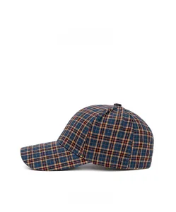 Seitenansicht der klassischen Karo-Baseballkappe im britischen Stil mit blau-orangefarbigem Tartan-Muster