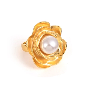 Eleganter goldener Blumenring mit weißer Perle auf schlichtem weißem Hintergrund