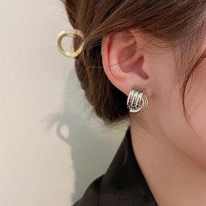 Minimalist silver geometric interlaced hoop earrings featuring a stylish multi-loop design