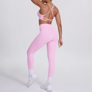 Vue arrière d'un ensemble brassière rose à dos croisé et legging de yoga taille haute