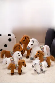 Détails de poupées poney en peluche de différentes tailles avec selles colorées