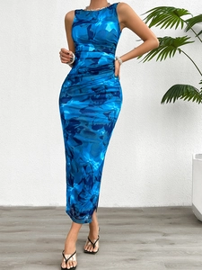 Détail de robe moulante bleue sans manches avec fronces latérales et imprimé abstrait