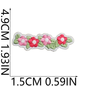 Dettaglio della toppa ricamata floreale in rosa e rosso con misure indicate