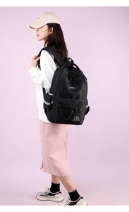 Vista laterale dello zaino in nylon nero con ricamo a coniglio e strisce riflettenti