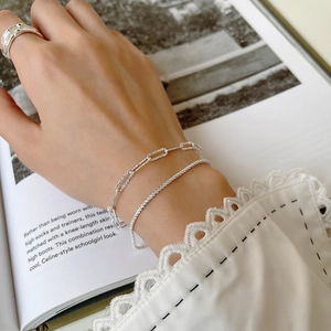 Dettaglio del bracciale in argento sterling S925 e anello testurizzato sulla mano modella