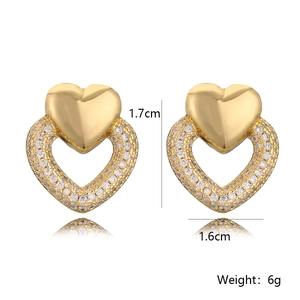 Vue détaillée des boucles d'oreilles cœur dorées avec zircon et perles, hauteur 1,7 cm