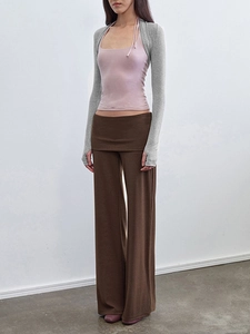 Ensemble 3 pièces décontracté avec caraco rose, cardigan gris et pantalon large marron