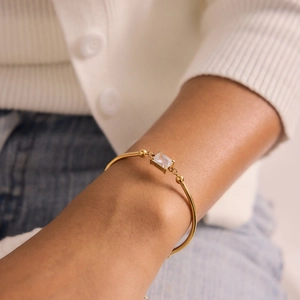 Detail of 18K gold stainless steel bracelet with rectangular zircon on woman wrist