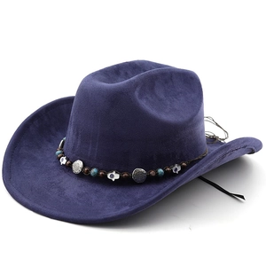 Détail du chapeau de cow-boy bleu en suédine avec ruban ethnique et pendentif Hamsa