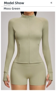Détail de la veste de yoga vert mousse avec passe-pouces et short de sport taille haute