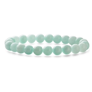 Détail de perles en pierre naturelle vert clair avec texture polie sur bracelet élastique