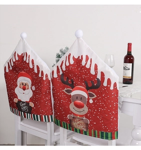 Vue détaillée des housses de chaise imprimées Père Noël sur des chaises blanches de salle