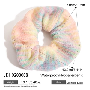 Détail montrant les dimensions du chouchou en tricot dégradé avec diamètre de 13 cm