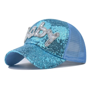 Détail d'une casquette en filet bleu clair avec lettrage Baby en perles et strass brillants