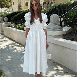 Robe midi blanche élégante à manches bouffantes avec buste plissé et texture coton lin