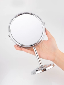 Dettaglio dello specchio da trucco da 6 pollici tenuto in mano per mostrare le dimensioni