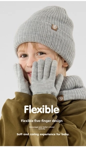 Detalle del conjunto de gorro, bufanda y guantes de punto para niños con parches de cuero