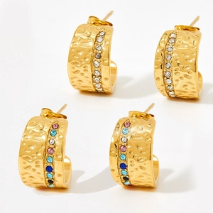 Goldene Hammerschlag-Ohrringe in C-Form mit weißen und bunten Zirkonia-Steinen