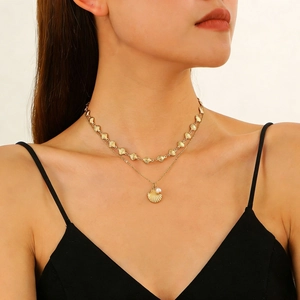 Collana a due strati dorata con pendenti a conchiglia e perla per uno stile da spiaggia chic