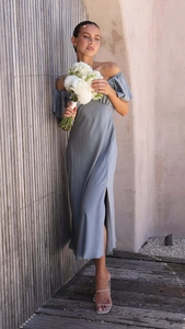 Détail de la robe en satin bleu clair à épaules dénudées avec taille cintrée élégante