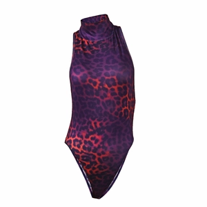 Détail d'un body à col montant avec motif léopard vibrant violet et orange