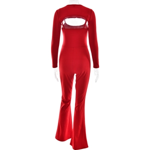 Détail du dos de la combinaison rouge à manches longues avec découpe sexy et jambe évasée