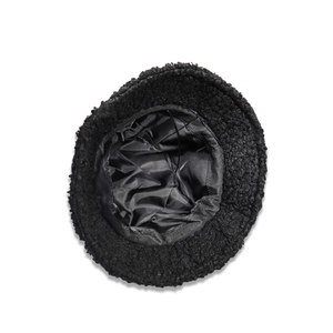 Vue détaillée du chapeau bob en peluche noire montrant la doublure chaude et la structure