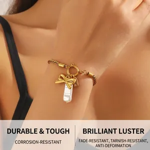 Vue détaillée du bracelet chaîne torsadée dorée avec nœud et pendentif nacre