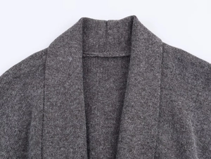 Detalle del cuello del cárdigan de punto gris oscuro con textura de alta calidad