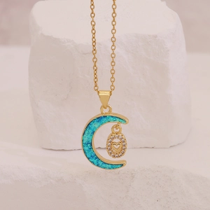 Collier doré élégant avec lune en opale bleue et pendentif cœur diamant sur pierre