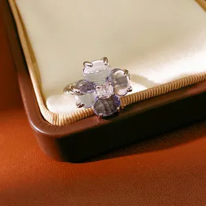 Bague ouverte trèfle élégante avec zircons violets et anneau torsadé raffiné