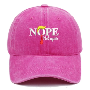 Dettaglio del cappello da baseball in cotone lavato rosa con ricamo satirico Nope Not Again
