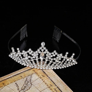 Detail der silbernen Strass-Brautkrone mit Haarkamm-Befestigungen und Kristallen