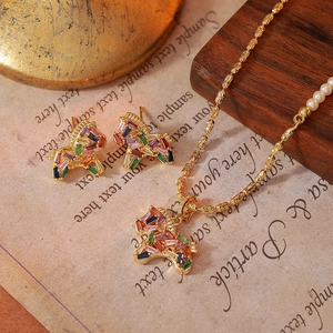 Set gioielli cavallo placcato oro con cristalli arcobaleno e collana di perle