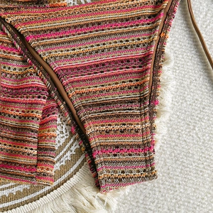 Makroaufnahme der bunten Bohemian-Häkelstruktur und der Details der gestreiften Strandmode