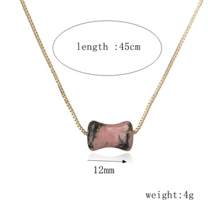 Collier minimaliste en or avec pendentif en pierre rose marbrée et chaîne de 45cm