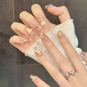 Faux ongles faits main dégradé rose avec perles et étoiles pour Noël romantique